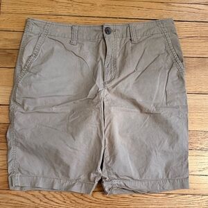 urban pipeline 34W flat front hits at knee khaki colored shorts